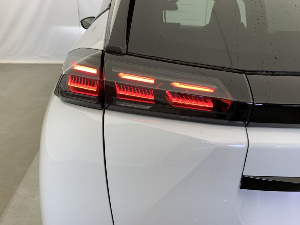 PEUGEOT 2008 Hybrid 145 e-DCS6 GT - ref: 1-337306 - Photo 12