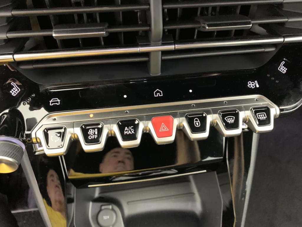 PEUGEOT 2008 Hybrid 145 e-DCS6 GT - ref: 1-337309 - Photo 18