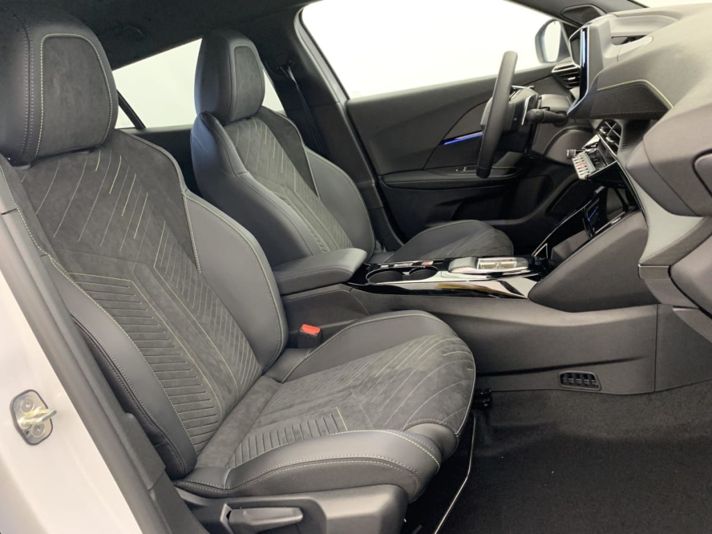 PEUGEOT 2008 Hybrid 145 e-DCS6 GT - ref: 1-337309 - Photo 9