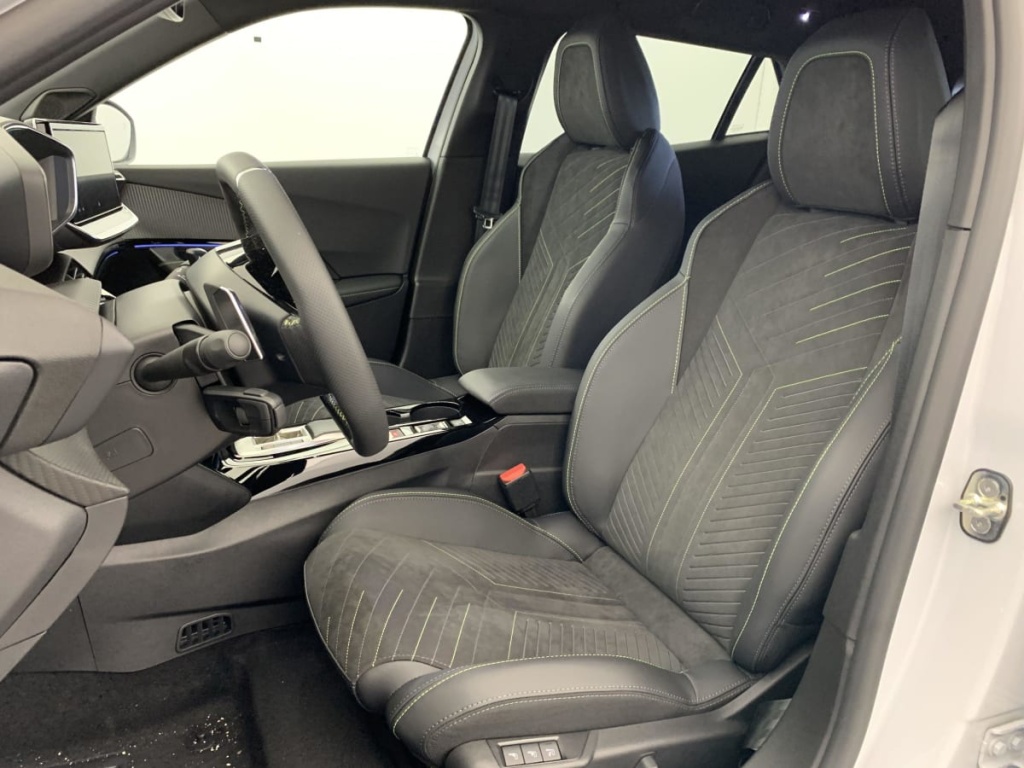 PEUGEOT 2008 Hybrid 145 e-DCS6 GT - ref: 1-337310 - Photo 20