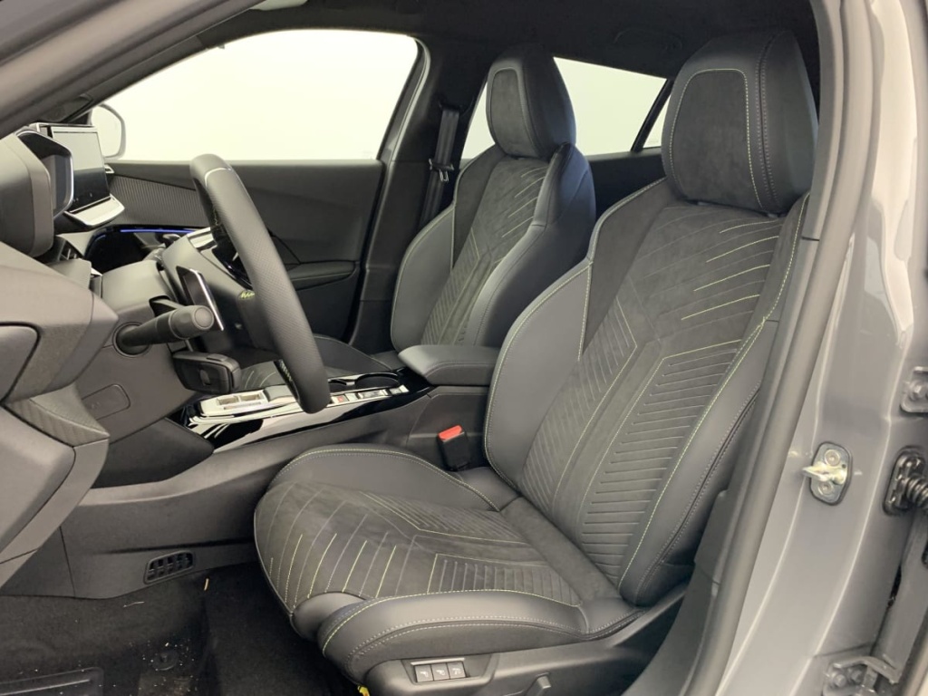 PEUGEOT 2008 Hybrid 145 e-DCS6 GT - ref: 1-337317 - Photo 20