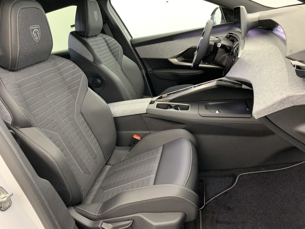 PEUGEOT 3008 Hybrid 145 e-DCS6 GT - ref: 1-340551 - Photo 9
