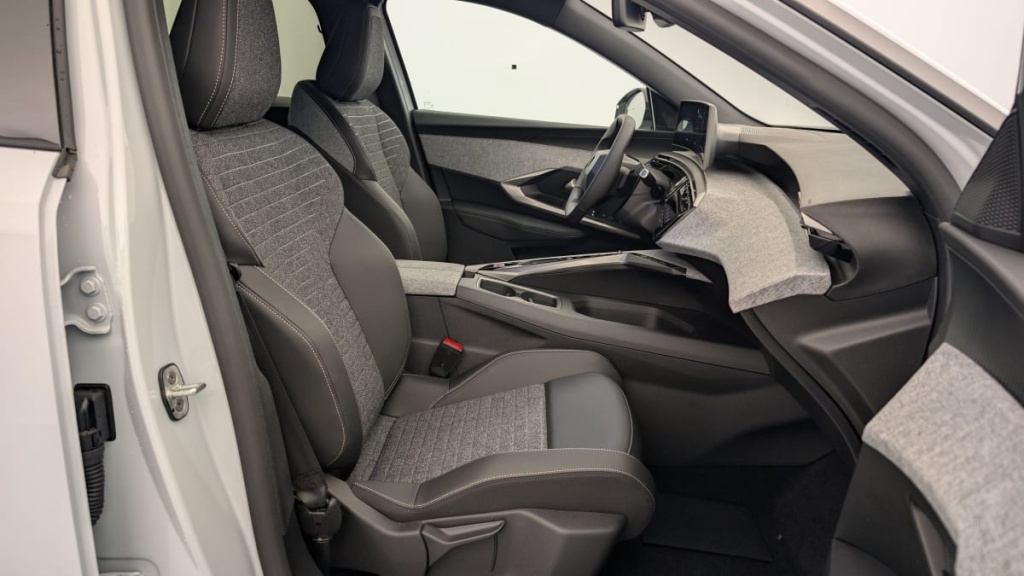 PEUGEOT 3008 Hybrid 145 e-DCS6 Allure - ref: 1-342793 - Photo 9