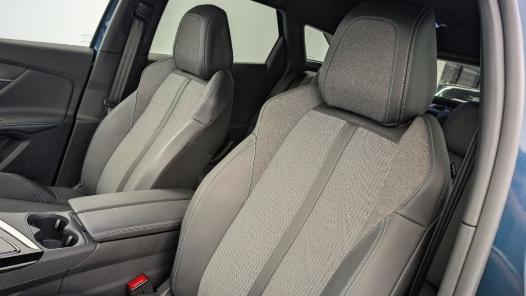 PEUGEOT 3008 Hybrid 136 e-DCS6 Allure Pack - ref: 1-342969 - Photo 16