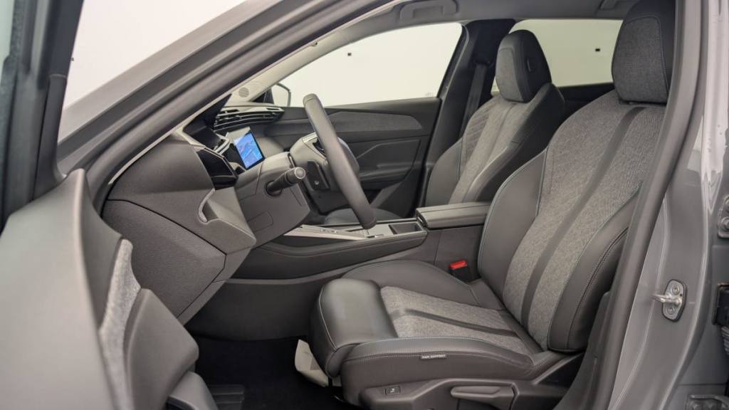PEUGEOT 408 Hybrid 136 e-DCS6 Allure - ref: 1-343031 - Photo 16