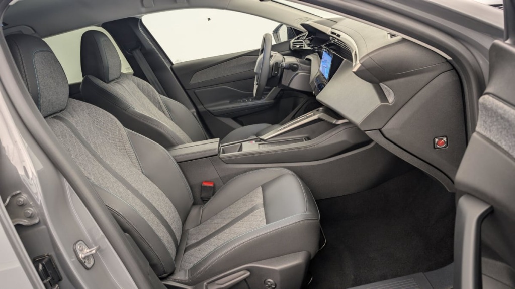 PEUGEOT 408 Hybrid 136 e-DCS6 Allure - ref: 1-343031 - Photo 9