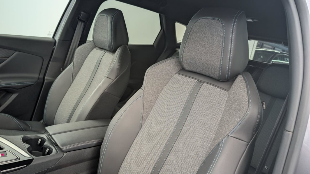 PEUGEOT 3008 Hybrid 180 e-EAT8 Allure Pack - ref: 1-346301 - Photo 16