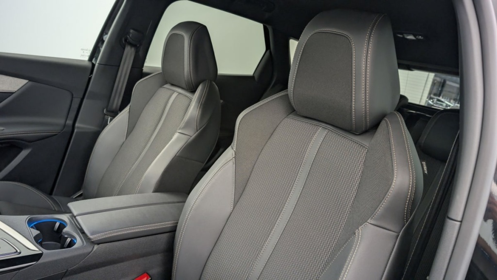 PEUGEOT 3008 Hybrid 136 e-DCS6 GT - ref: 1-346588 - Photo 16