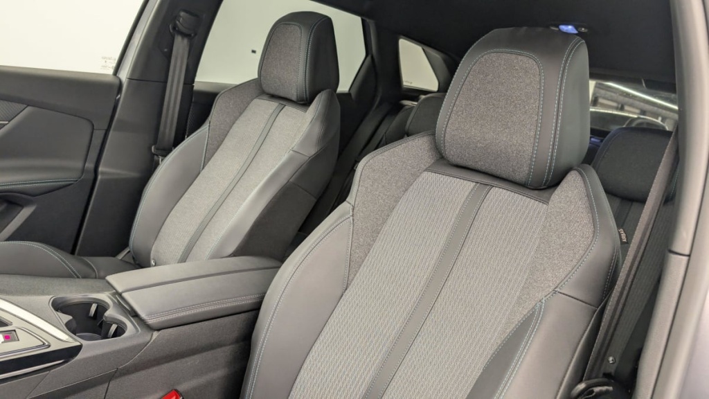 PEUGEOT 3008 Hybrid 136 e-DCS6 Allure Pack - ref: 1-346698 - Photo 16