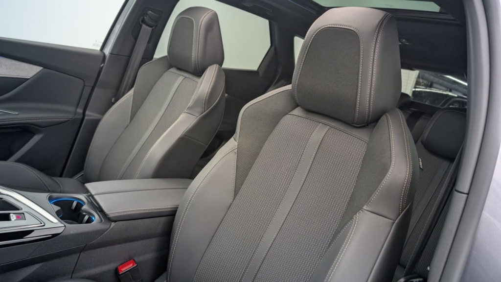 PEUGEOT 3008 Hybrid 225 e-EAT8 GT - ref: 1-346807 - Photo 16