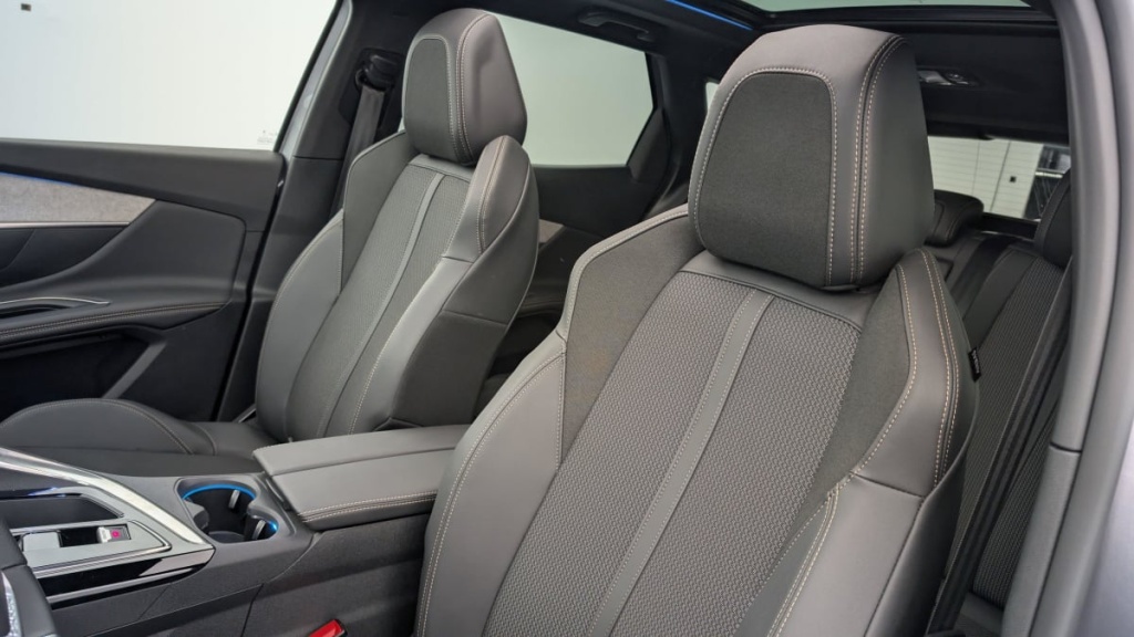 PEUGEOT 3008 Hybrid 225 e-EAT8 GT - ref: 1-346810 - Photo 16