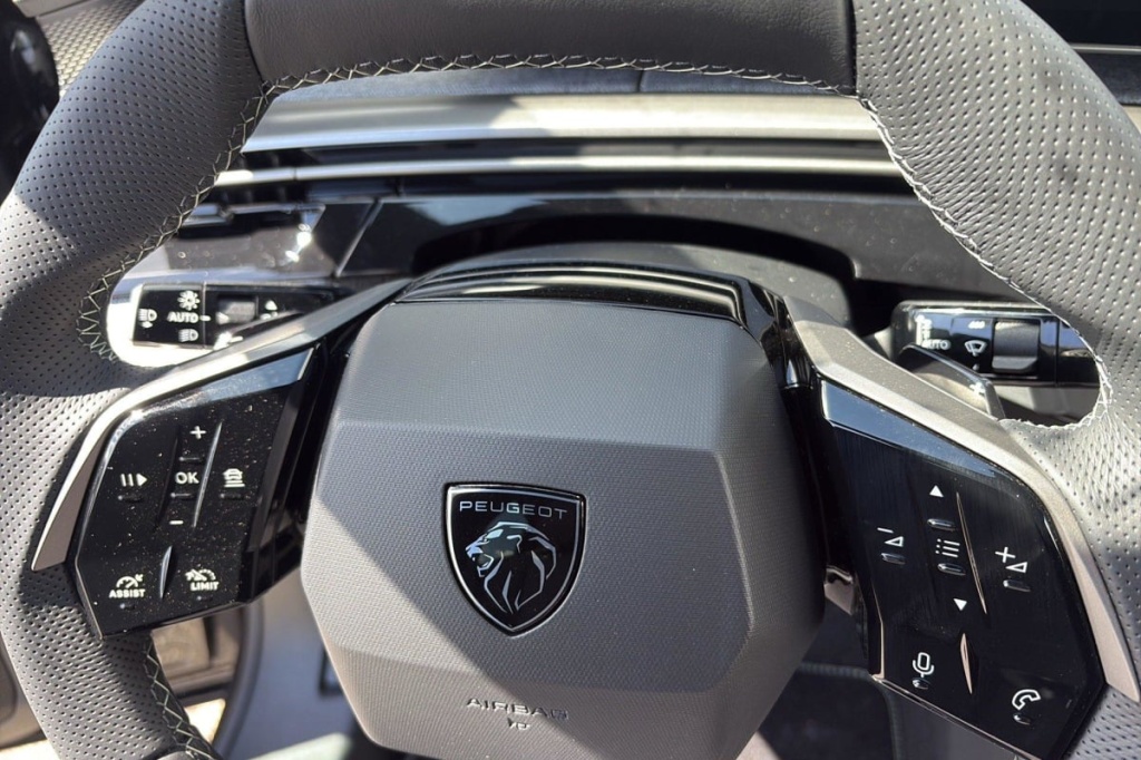 PEUGEOT 3008 Hybrid 145 e-DCS6 GT - ref: 1-347421 - Photo 15