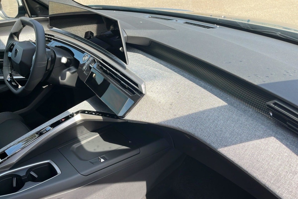 PEUGEOT 3008 Hybrid 145 e-DCS6 GT - ref: 1-347429 - Photo 12