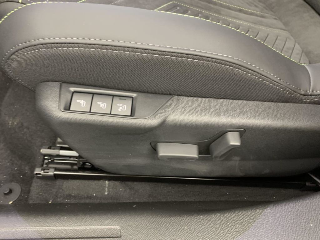 PEUGEOT 2008 Hybrid 145 e-DCS6 GT - ref: 1-348760 - Photo 19