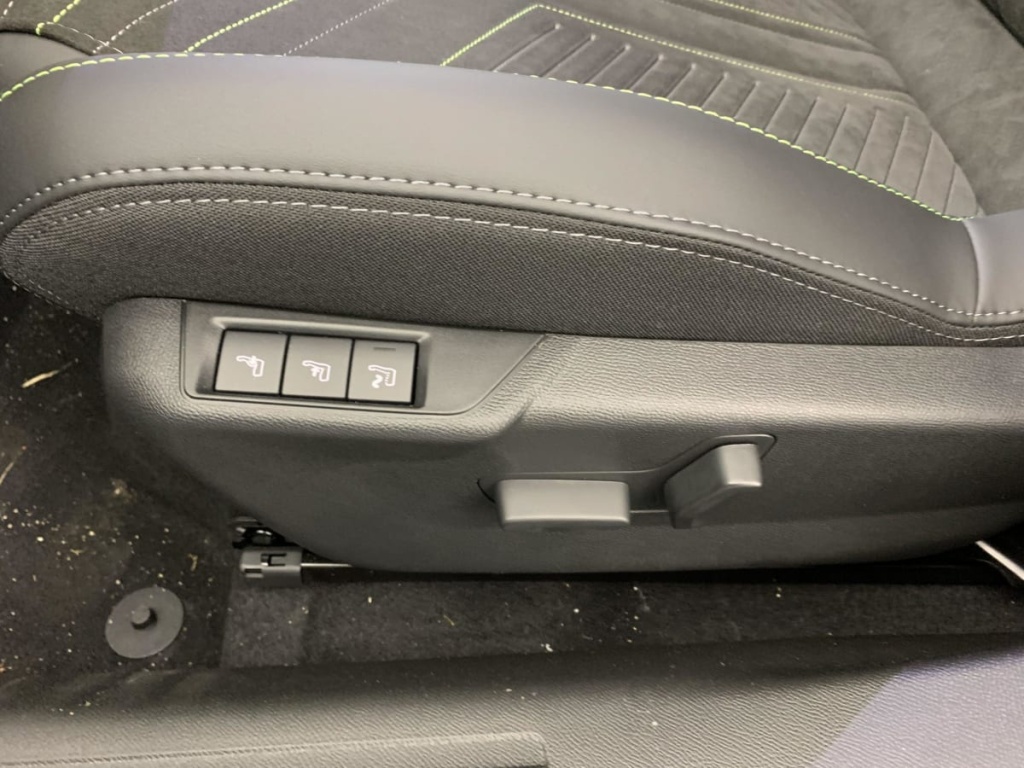 PEUGEOT 2008 Hybrid 145 e-DCS6 GT - ref: 1-348761 - Photo 19
