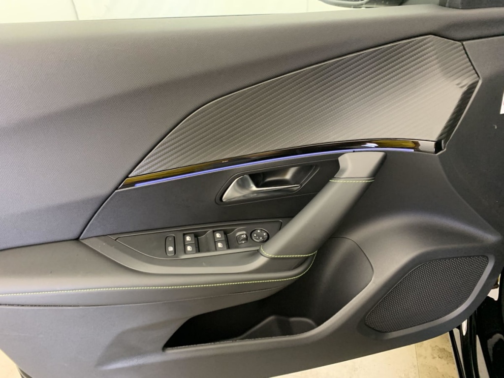 PEUGEOT 2008 Hybrid 145 e-DCS6 GT - ref: 1-348770 - Photo 20
