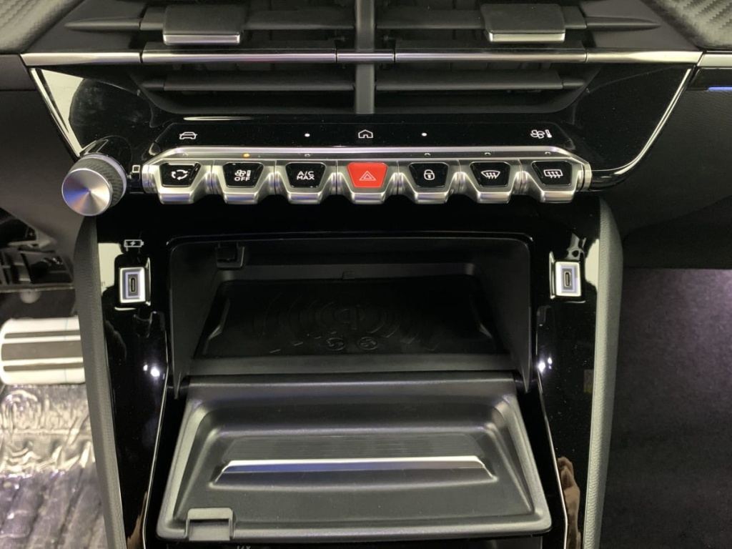 PEUGEOT 2008 Hybrid 145 e-DCS6 GT - ref: 1-348774 - Photo 20