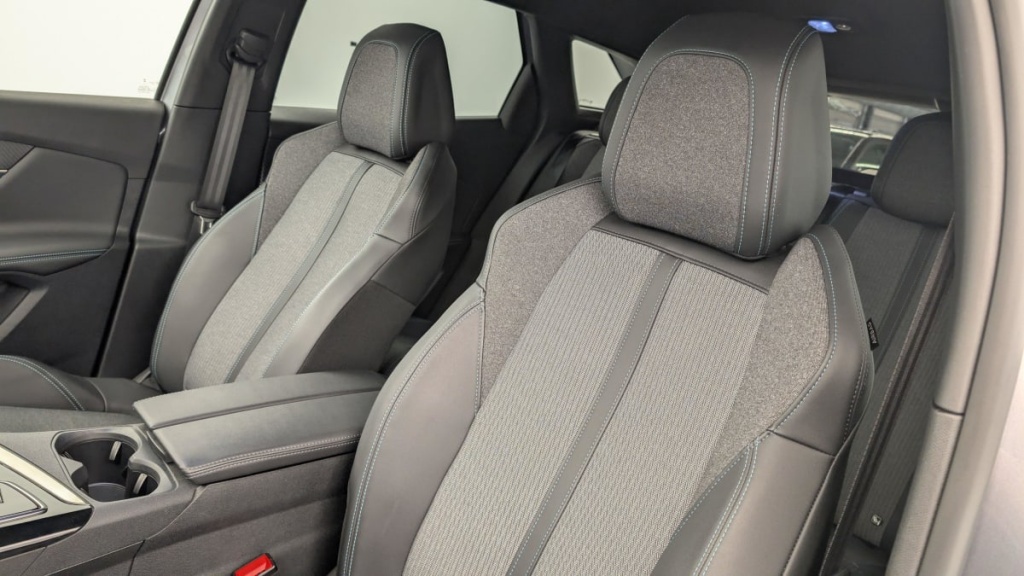 PEUGEOT 3008 Hybrid 180 e-EAT8 Allure Pack - ref: 1-351564 - Photo 16