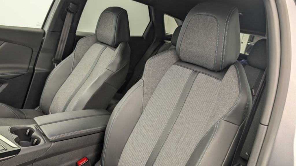 PEUGEOT 3008 Hybrid 180 e-EAT8 Allure Pack - ref: 1-351565 - Photo 16