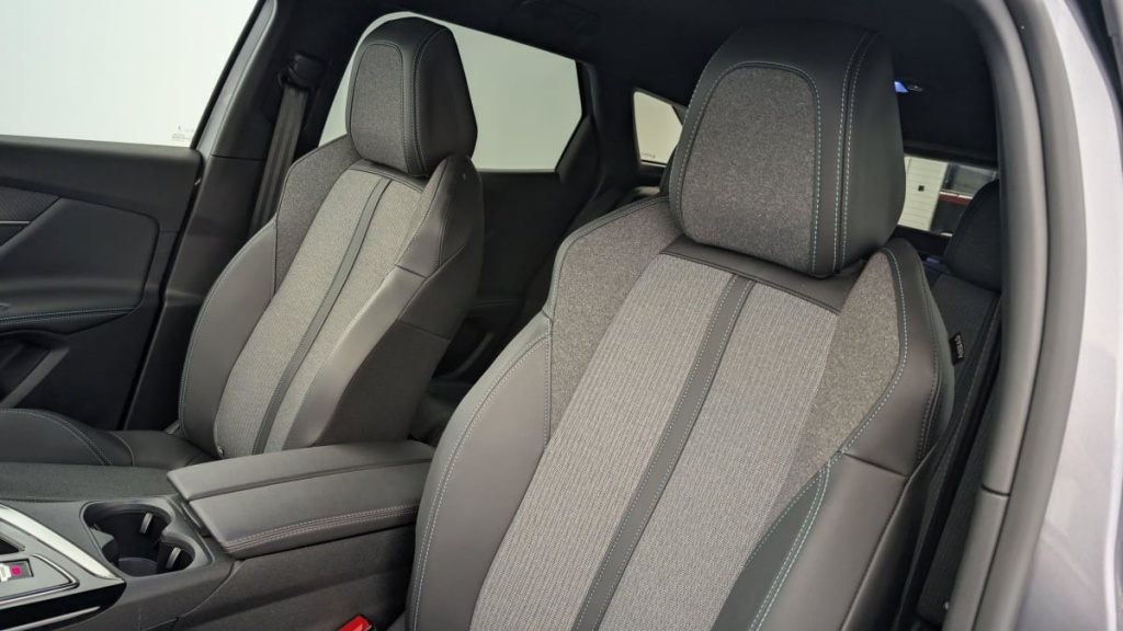 PEUGEOT 3008 Hybrid 180 e-EAT8 Allure Pack - ref: 1-351569 - Photo 15
