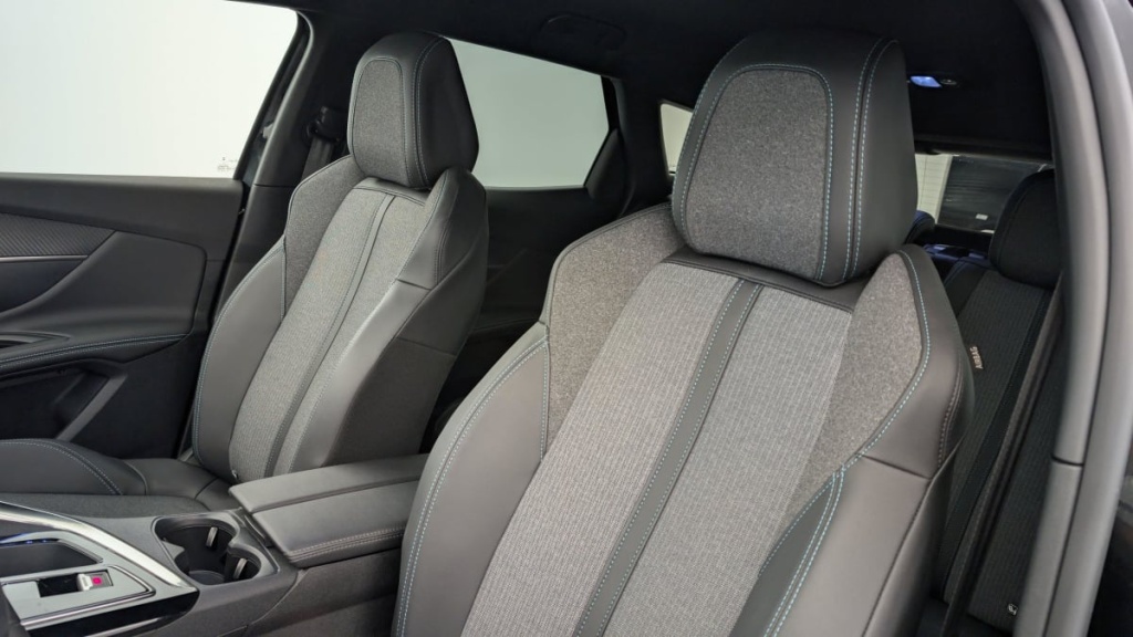 PEUGEOT 3008 Hybrid 180 e-EAT8 Allure Pack - ref: 1-351581 - Photo 16