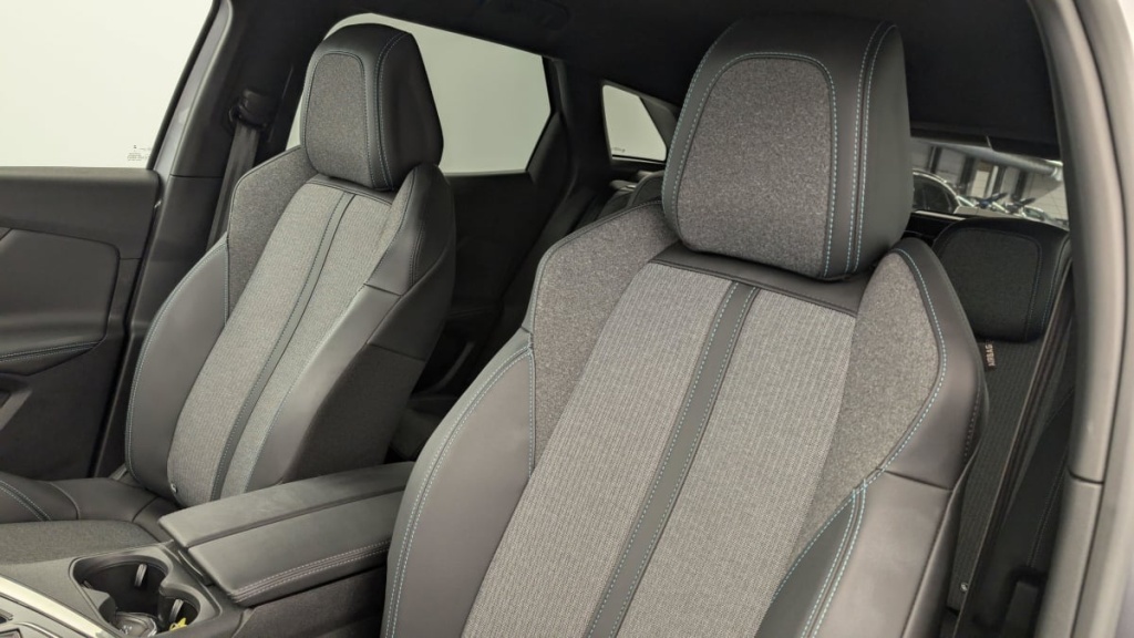 PEUGEOT 3008 Hybrid 180 e-EAT8 Allure Pack - ref: 1-351589 - Photo 16