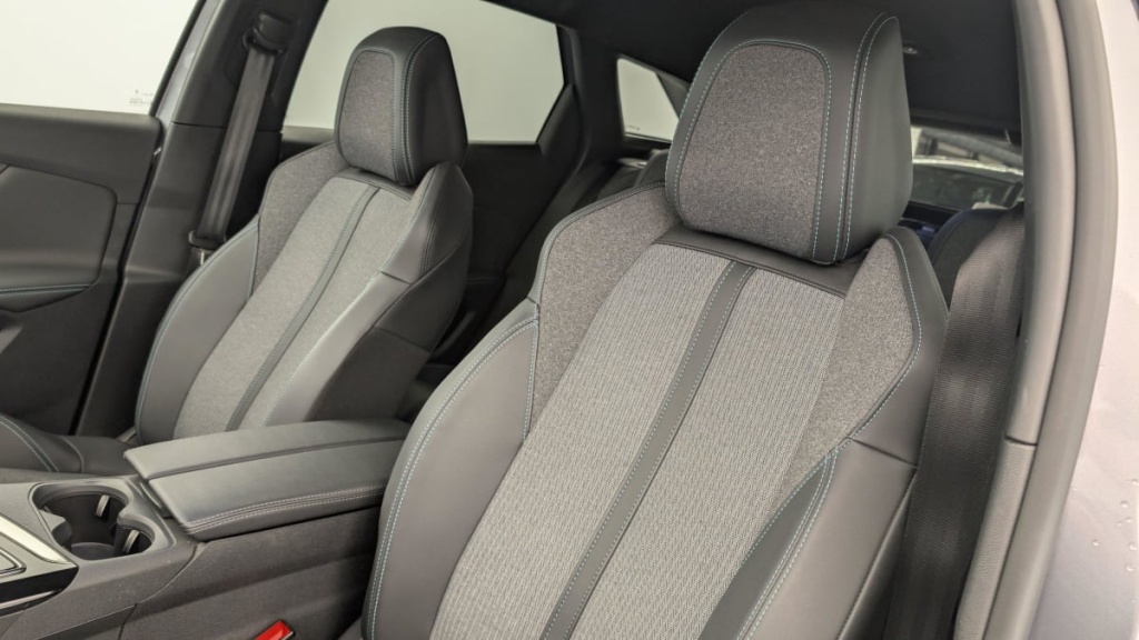 PEUGEOT 3008 Hybrid 180 e-EAT8 Allure Pack - ref: 1-351590 - Photo 16