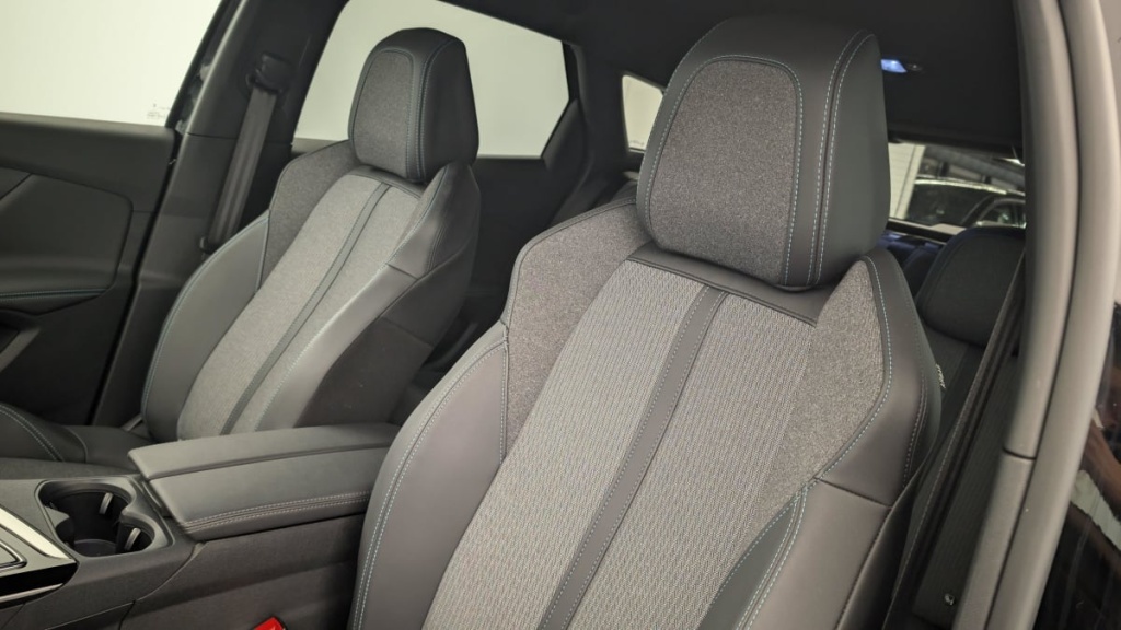 PEUGEOT 3008 Hybrid 180 e-EAT8 Allure Pack - ref: 1-351591 - Photo 16