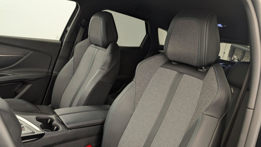PEUGEOT 3008 Hybrid 180 e-EAT8 Allure Pack - ref: 1-351592 - Photo 16