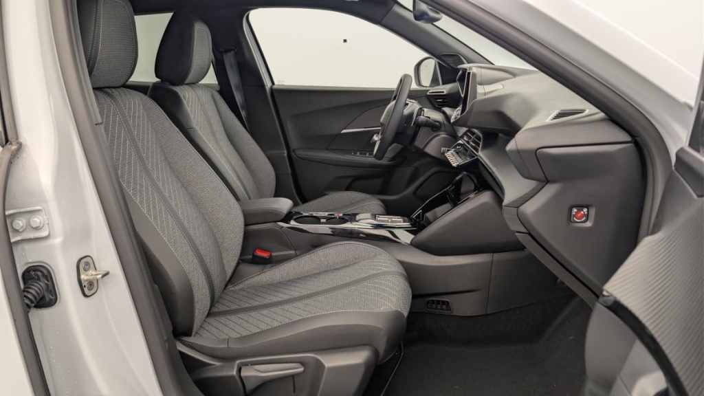 PEUGEOT 2008 Hybrid 145 e-DCS6 Allure - ref: 1-353187 - Photo 9