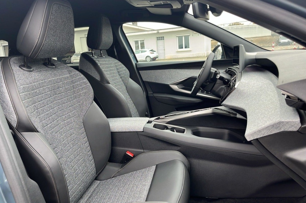 PEUGEOT 5008 Hybrid 145 e-DCS6 Allure - ref: 1-357346 - Photo 9