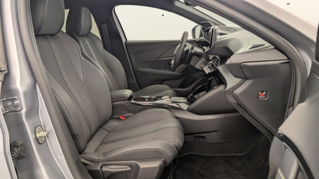 PEUGEOT 208 Hybrid 136 e-DCS6 GT - ref: 1-357671 - Photo 9