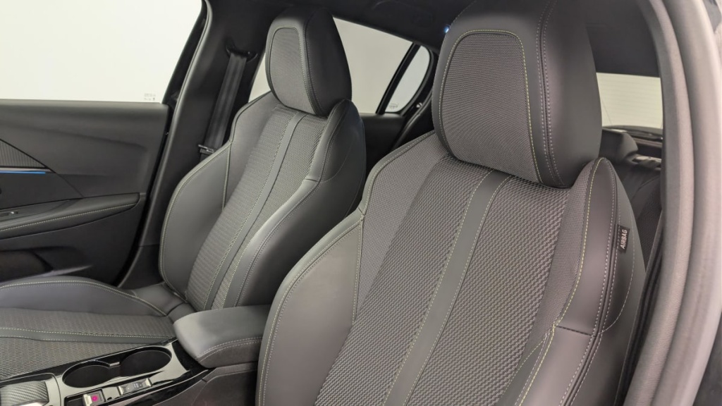 PEUGEOT 208 Hybrid 136 e-DCS6 GT - ref: 1-357692 - Photo 16