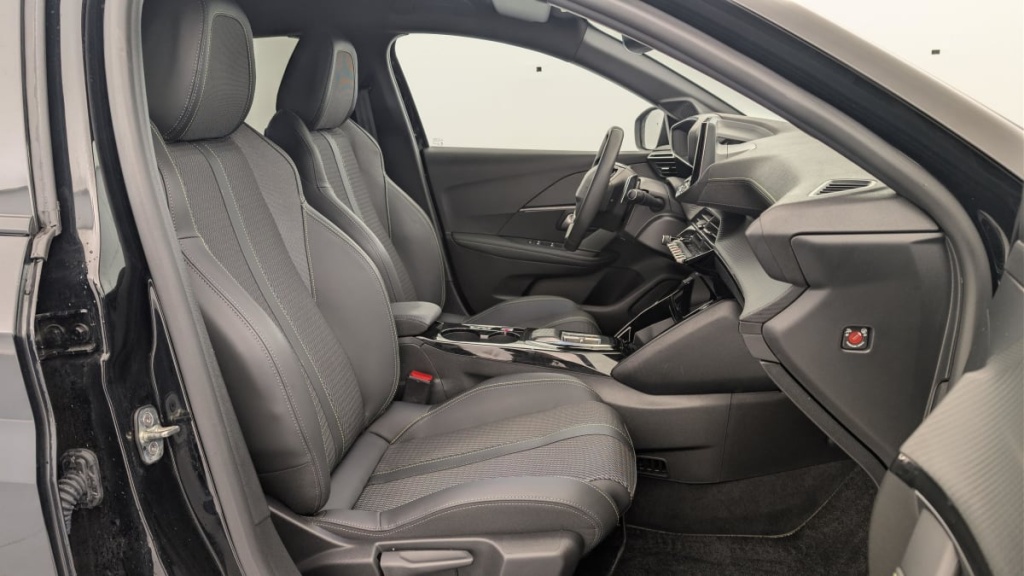 PEUGEOT 208 Hybrid 136 e-DCS6 GT - ref: 1-357692 - Photo 9