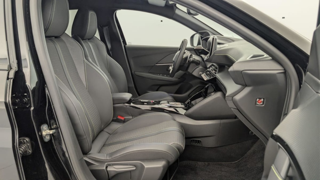 PEUGEOT 208 Hybrid 136 e-DCS6 GT - ref: 1-357694 - Photo 9