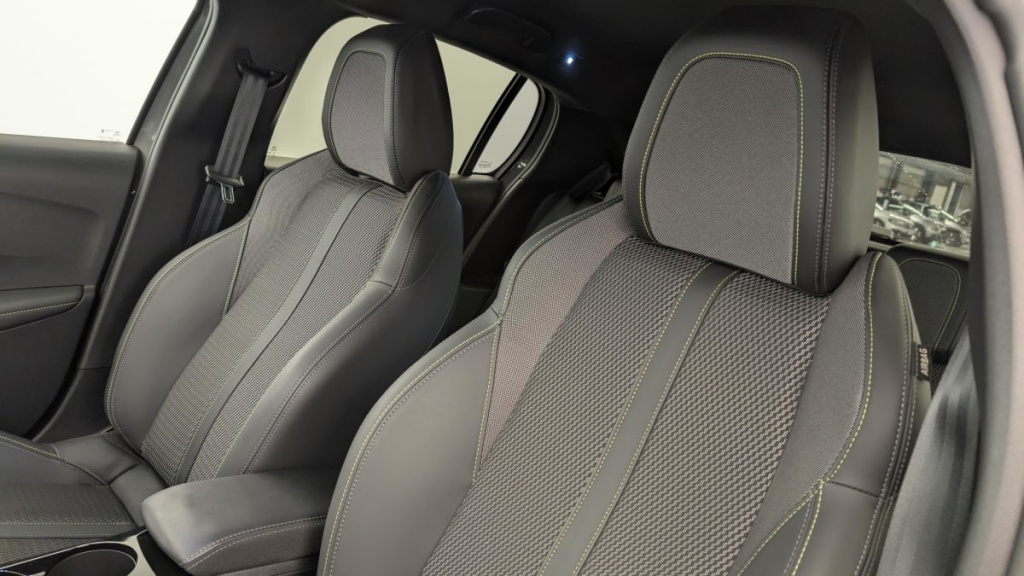 PEUGEOT 208 Hybrid 136 e-DCS6 GT - ref: 1-357701 - Photo 16