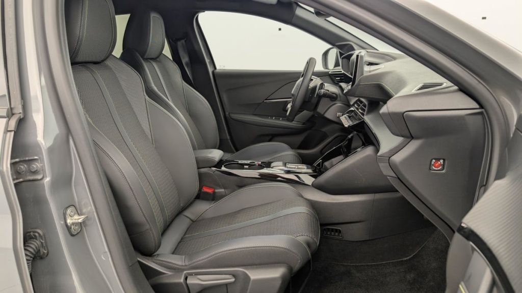 PEUGEOT 208 Hybrid 136 e-DCS6 GT - ref: 1-357701 - Photo 9