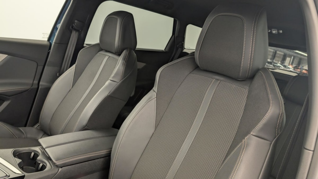 PEUGEOT 5008 Hybrid 136 e-DCS6 GT - ref: 1-358254 - Photo 16