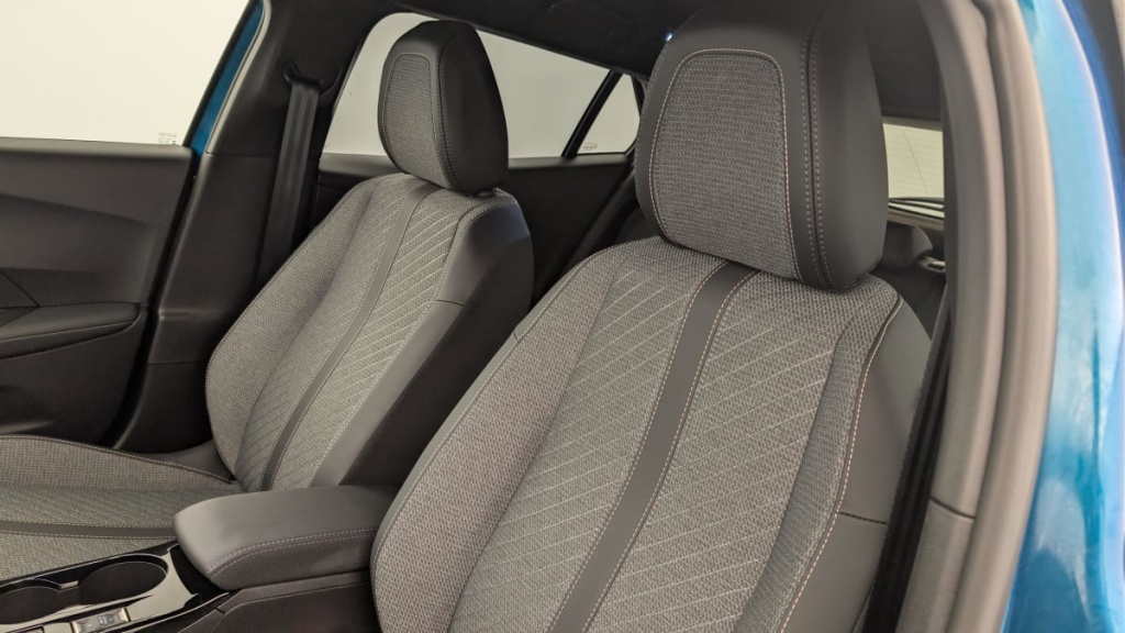 PEUGEOT 2008 Hybrid 136 e-DCS6 Allure - ref: 1-360716 - Photo 16