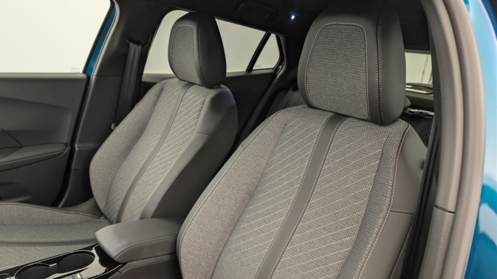 PEUGEOT 2008 Hybrid 136 e-DCS6 Allure - ref: 1-360719 - Photo 16