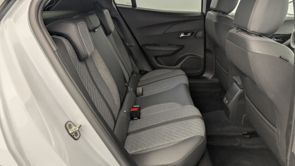 PEUGEOT 2008 Hybrid 136 e-DCS6 Allure - ref: 1-360734 - Photo 10