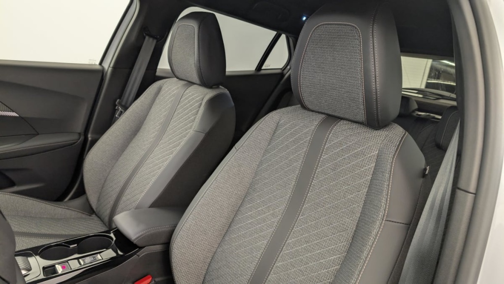 PEUGEOT 2008 Hybrid 136 e-DCS6 Allure - ref: 1-360734 - Photo 16