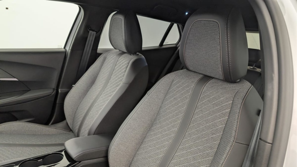 PEUGEOT 2008 Hybrid 136 e-DCS6 Allure - ref: 1-360739 - Photo 16