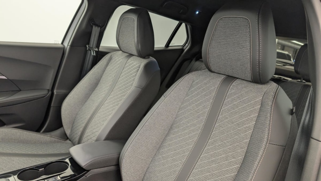 PEUGEOT 2008 Hybrid 136 e-DCS6 Allure - ref: 1-360741 - Photo 16