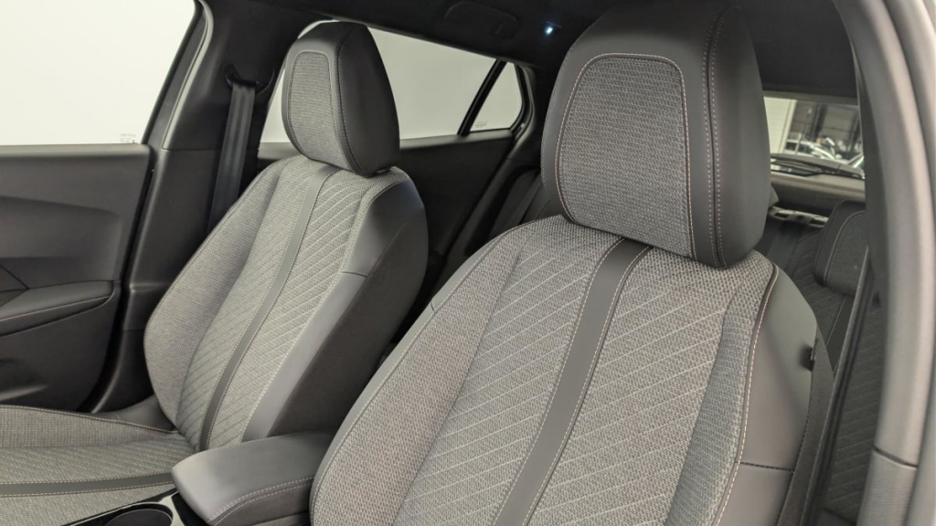 PEUGEOT 2008 Hybrid 136 e-DCS6 Allure - ref: 1-360744 - Photo 16