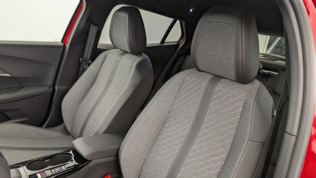 PEUGEOT 2008 Hybrid 136 e-DCS6 Allure - ref: 1-360751 - Photo 16