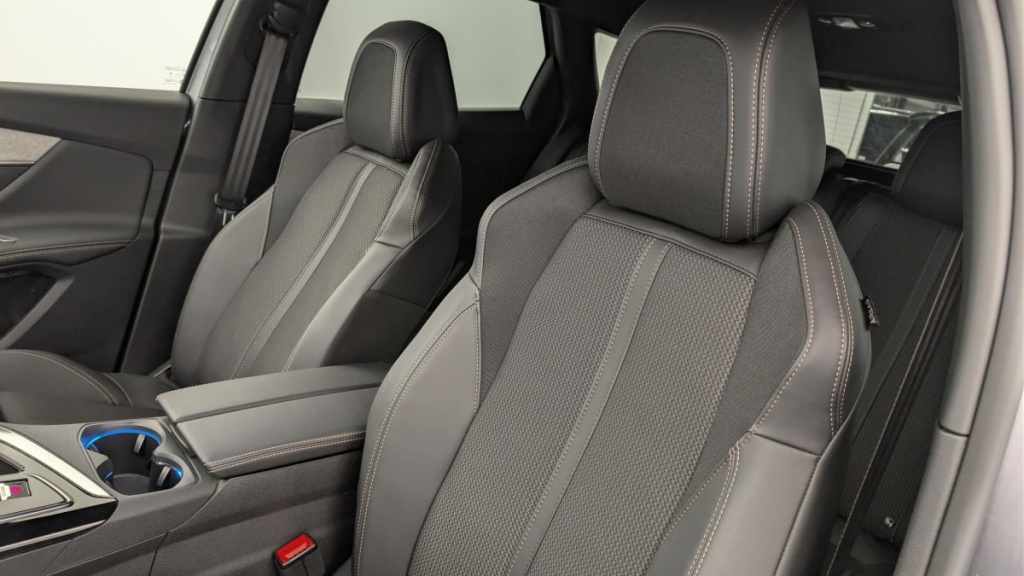 PEUGEOT 3008 Hybrid 136 e-DCS6 GT - ref: 1-361272 - Photo 16