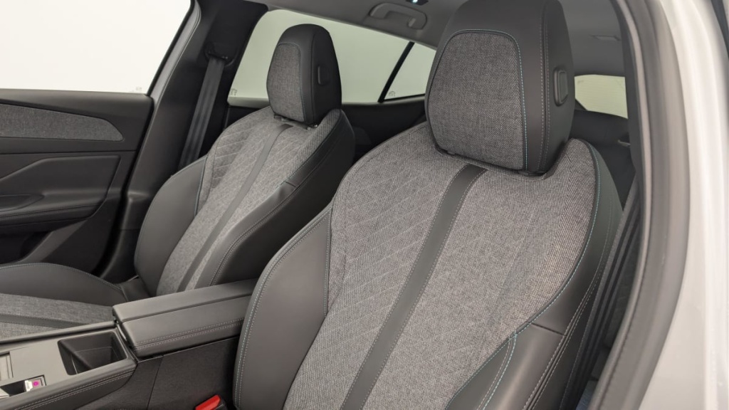 PEUGEOT 408 PHEV 180 e-EAT8 Allure - ref: 1-362566 - Photo 16