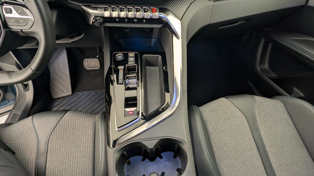 PEUGEOT 3008 Hybrid 180 e-EAT8 Allure Pack - ref: 1-365079 - Photo 17