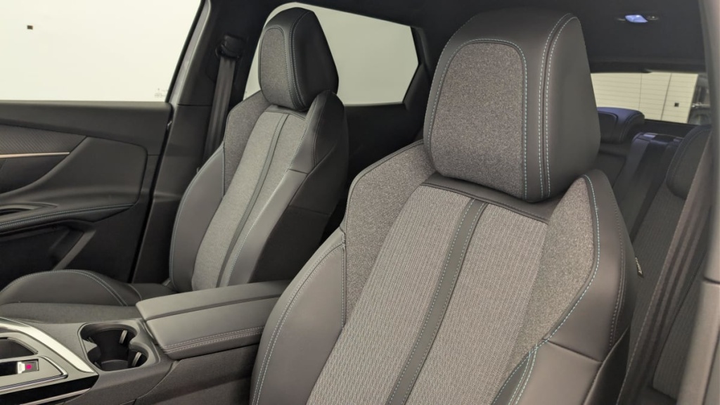 PEUGEOT 3008 Hybrid 180 e-EAT8 Allure Pack - ref: 1-365167 - Photo 16